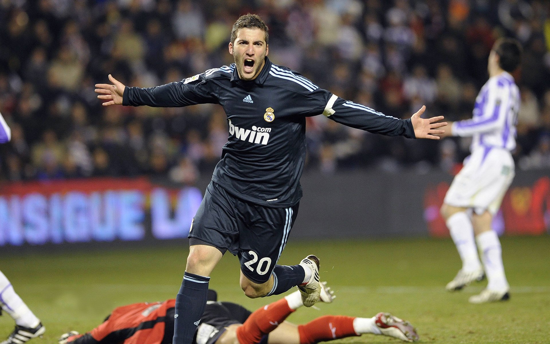 菲律宾代表团副团长凯伦·卡巴列罗点赞亚运村设施与中餐。，菲律宾卡利